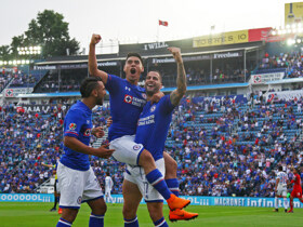 Is there time for grandes Cruz Azul and Chivas to get in gear?