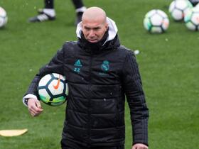 Zidane juega un partido benéfico de fútbol sala en Francia