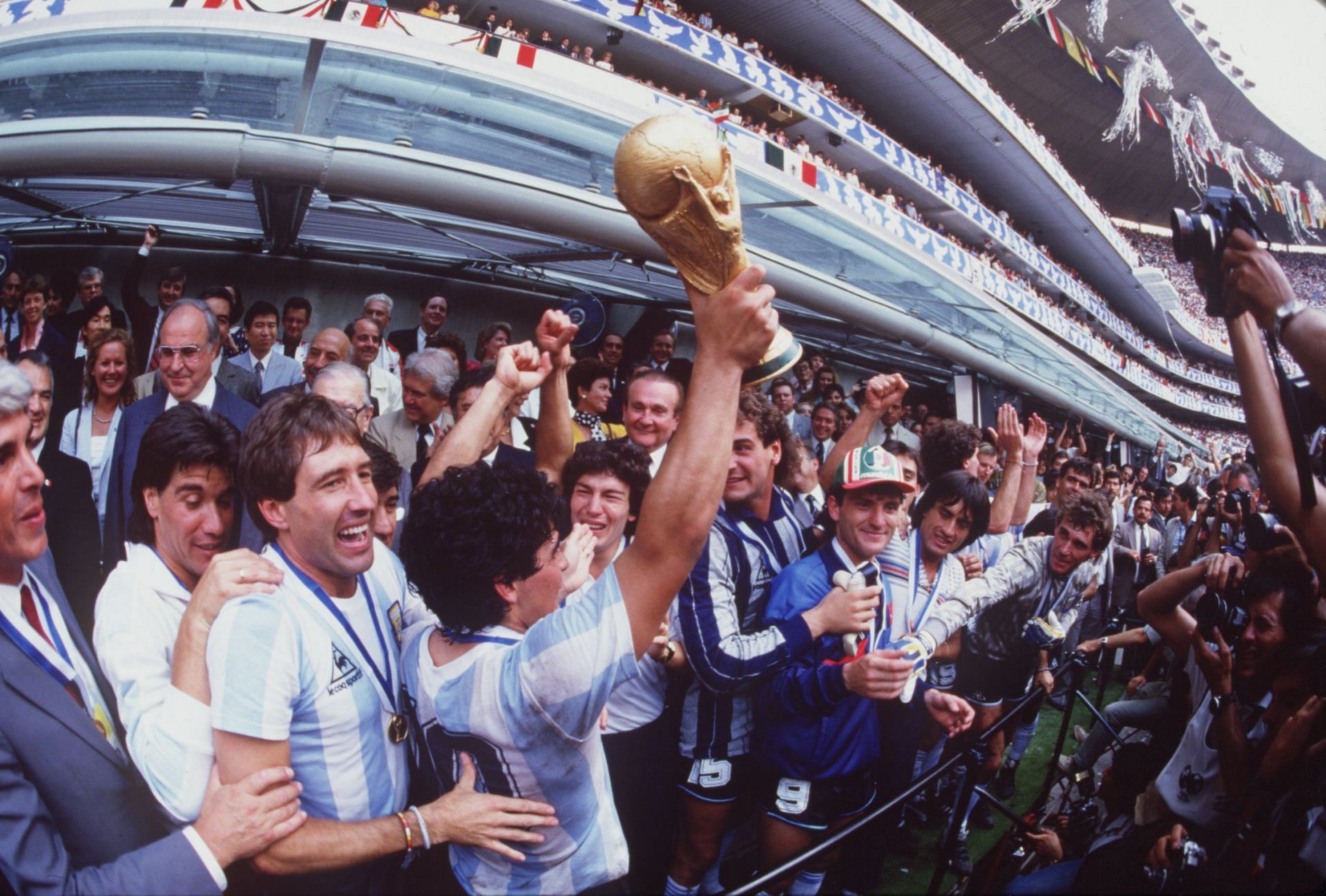 Maradona levantando la copa