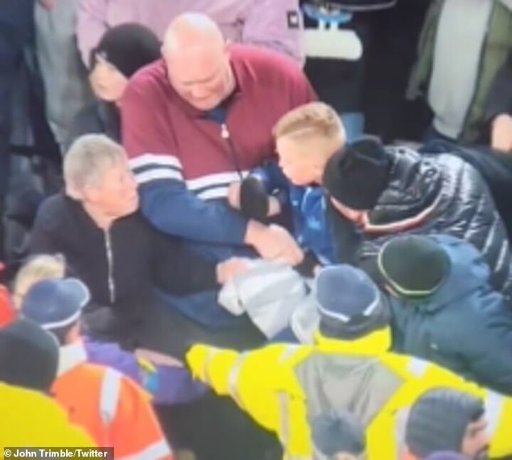 Teknologi Stænke Admin Shocking footage reveals Newcastle fan trying to wrestle Dan Burn's shirt  off a CHILD| All Football