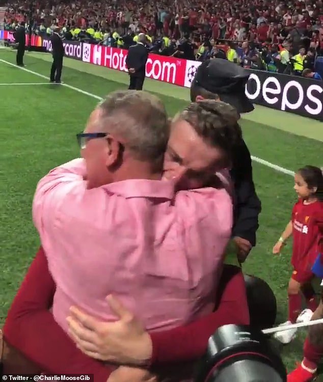 type madlavning Ond Henderson celebrates UCL final victory with his dad who survived throat  cancer — All Football App