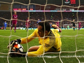 Jornal: Boca Juniors está de olho no goleiro Claudio Bravo, do City