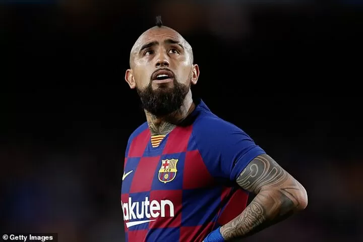 Inter Milan Prefer To Keep Radja Nainggolan Than Sign Arturo Vidal From Barcelona This Summer All Football