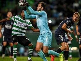 Portugal: Le gardien de Belenenses quitte le terrain à la mi-temps pour partir en quarantaine