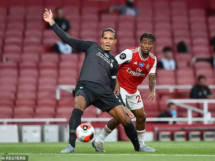 Van Dijk Turning To David Luiz At The Emirates Twitter Reacts To His Gaffe All Football