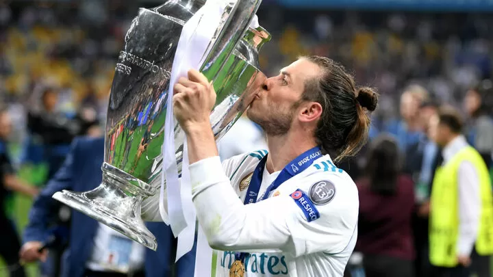 Lionel messi lifting the 2018/19 champions league trophy for barcelona  against tottenham