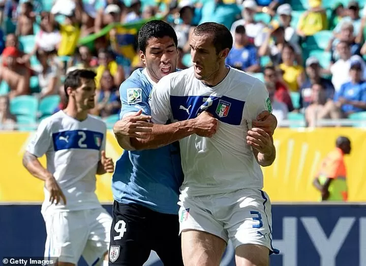 Suarez phones Chiellini to clear the air after infamous 2014 World Cup bite All Football