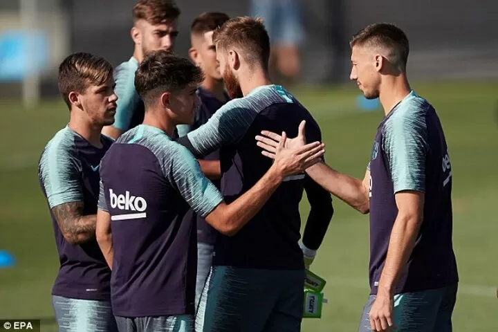 Barcelona's Training Kit Looks Almost Identical To Spurs' Away Kit