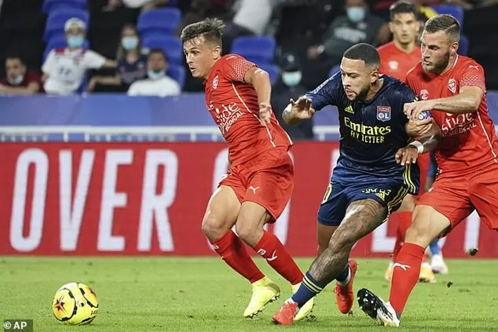 Depay Handed No 10 Shirt By Lyon In Hint He May Stay Amid Barca And Milan Links All Football