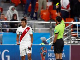El VAR se utilizó por confusión del árbitro al mostrar la amarilla