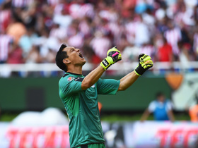Chivas renueva préstamo por Rodolfo Cota con Pachuca