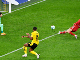 'Der Klassiker' es Lewandowski marcando en la victoria del Bayern ante el Dortmund