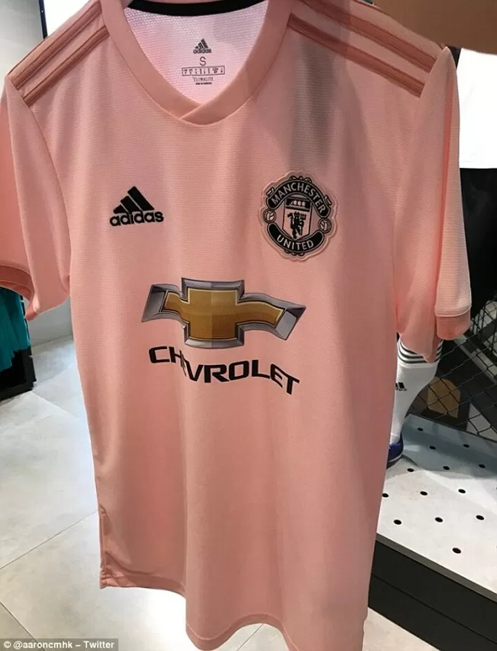 beskæftigelse Angreb Hylde Man Utd confirm pink away kit for 2018-19 in local newspaper tribute| All  Football