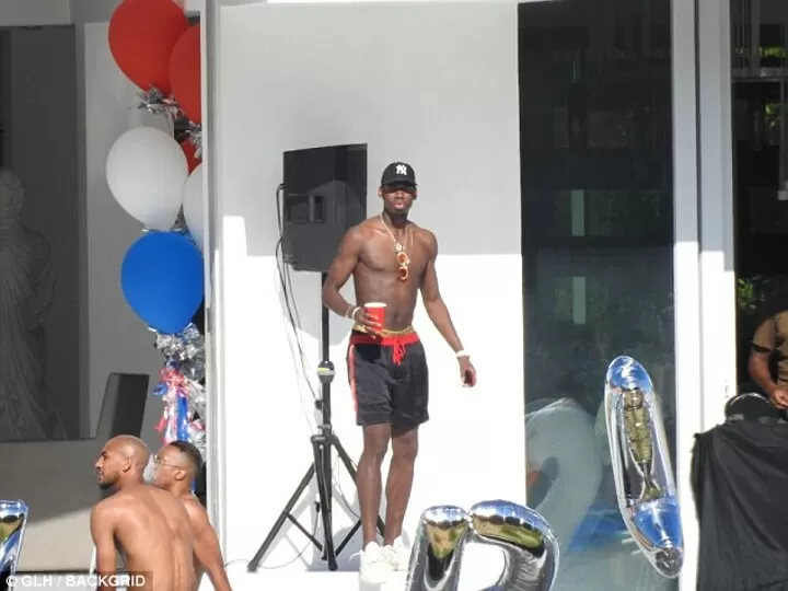 Paul Pogba organizza una festa in piscina a Los Angeles mentre continua a celebrare la vittoria della Francia ai Mondiali | Tutto il calcio