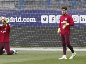 El Atlético cede al portero Moreira al Aston Villa