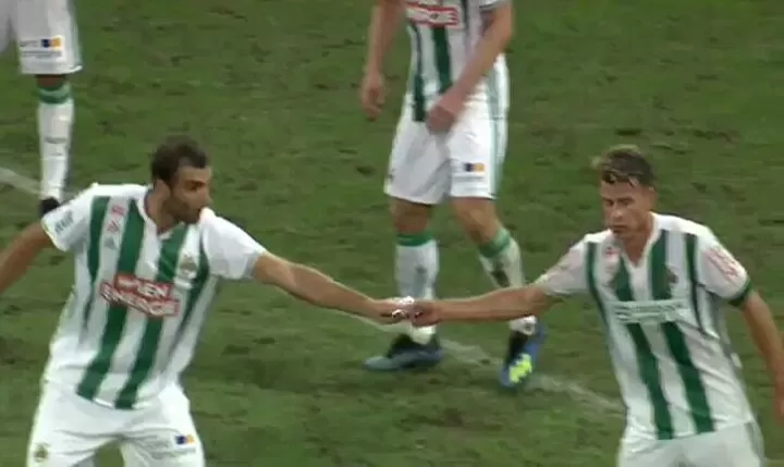 Cheekiest Tactic Ever Player Steals Opposition S Instruction Note In Hilarious Fashion All Football