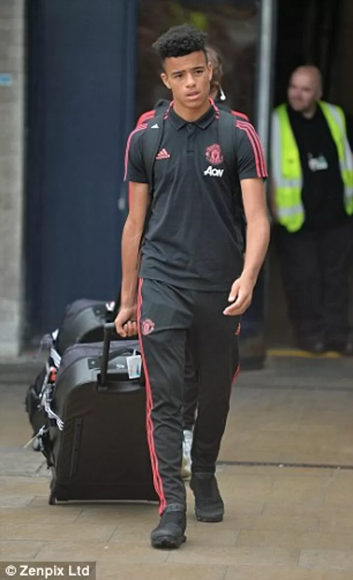 Man utd suitcase sales
