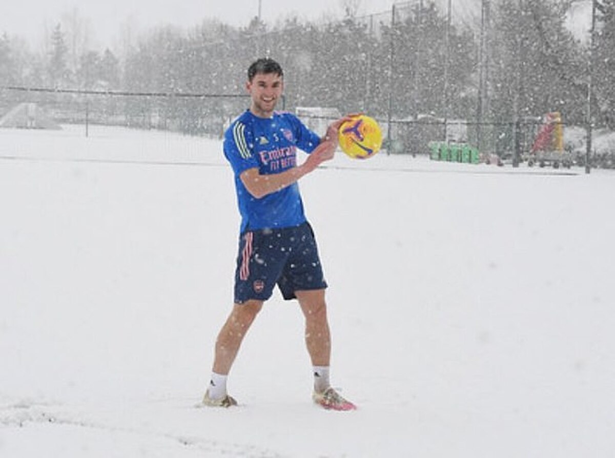 Arsenal defender Kieran Tierney trains in t-shirt and shorts despite ...