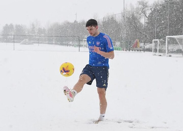 Cold? Wet? Winter training? Fresh t-shirt, please' I Kieran Tierney all  smiles in Arsenal training 