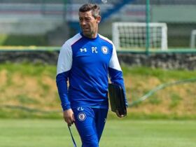Pedro Caixinha manda indirecta a Ángel Mena por su actitud