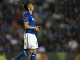 Ángel Mena, con un pie fuera de Cruz Azul