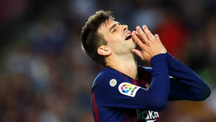 Pique Wears The Captain S Armband At Last All Football
