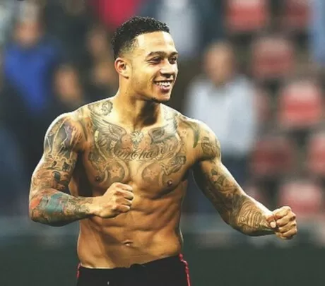 Depay Wears Dodgy Jacket And Smokes Cigar As He Dedicates Rap To 5m Followers All Football