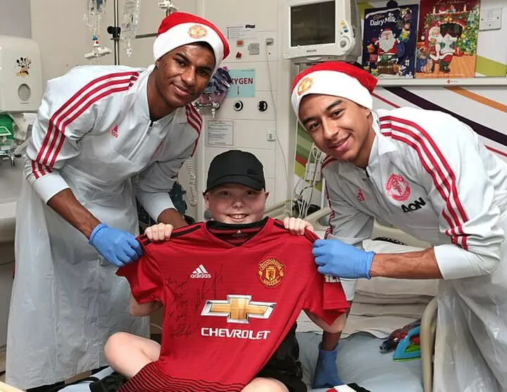 Man Utd Stars Pose For Photos And Hand Out Gifts At Children S Hospitals All Football