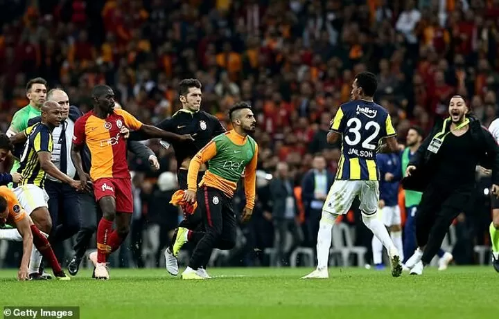 Istanbul Derby Descends Into Chaos As 3 Players Sent Off After Mass Brawl All Football