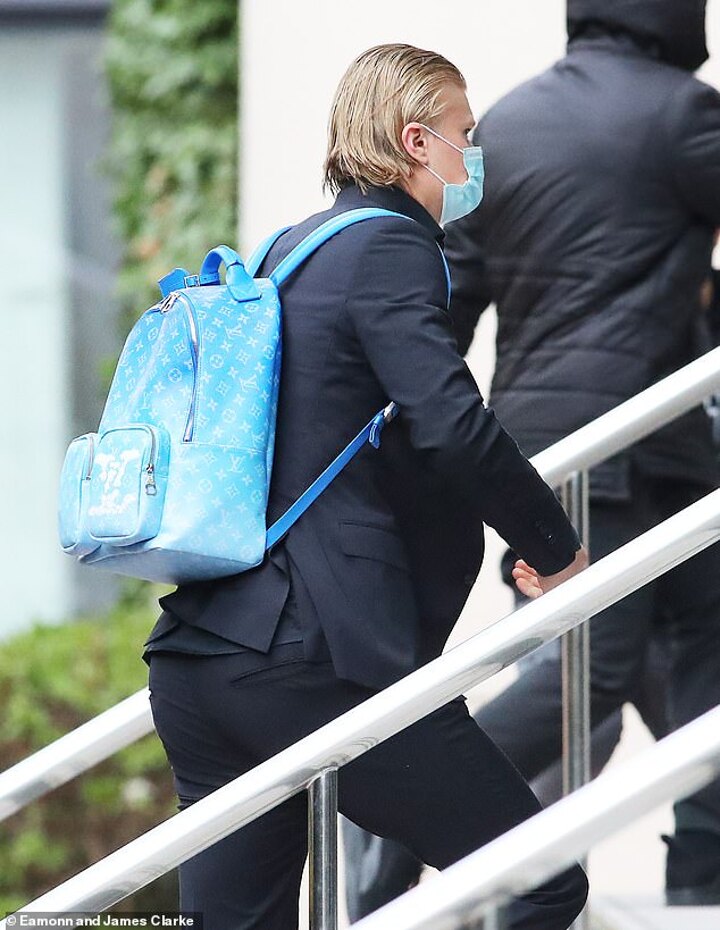Erling Haaland's incredible Louis Vuitton travel bag that Man City