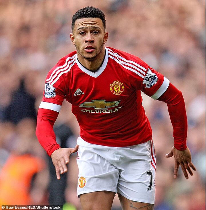 Memphis Depay of Manchester United wearing the famous No 7 shirt