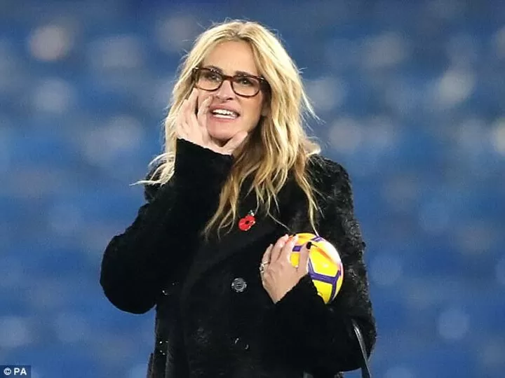 Man United fan Julia Roberts pays £80,000 for 2022 World Cup ...