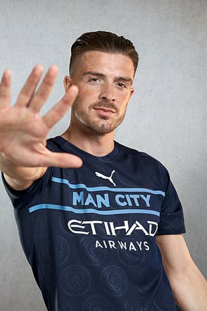 Puma's badgeless kit leaves Palyer baffled while trying to kiss club crest  🤣| All Football