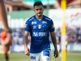 Cruzeiro termina jogo com dez e fica no 2 a 2 contra o Boa Esporte