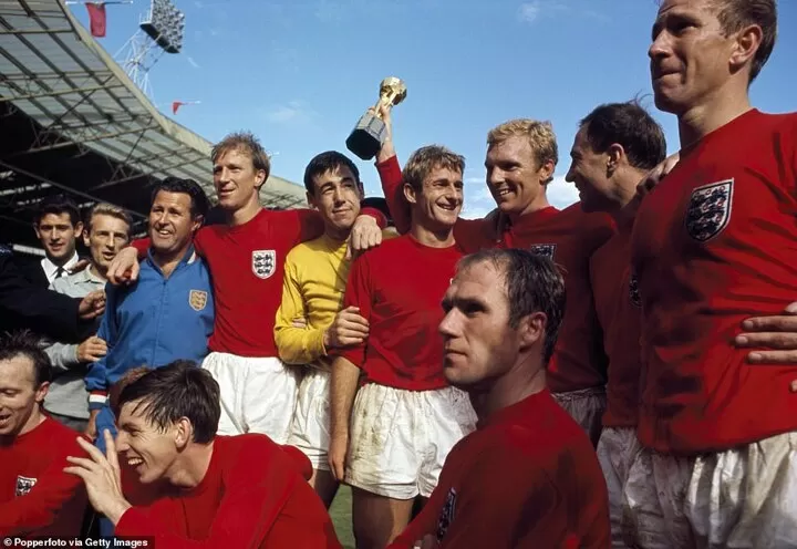 Campeão da Copa do Mundo e ídolo do Liverpool, Roger Hunt morre aos 83 anos  - Esportes - Jornal VS