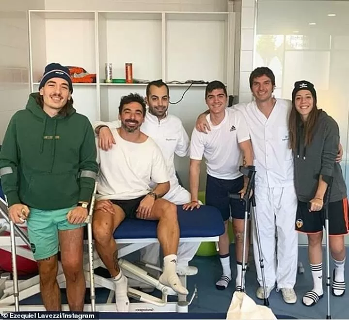 Bellerin poses with Lavezzi as they undergo therapy together