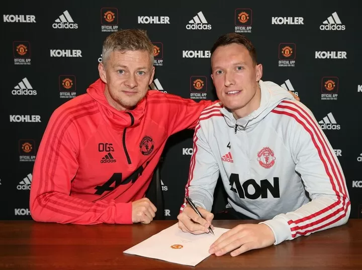 OFFICIAL: Phil Jones signs a new contract with Manchester United until  2023