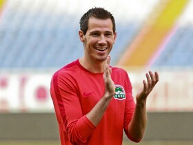 UAE club Al-Sharjah signs Ryan McGowan, but they publish the highlights of his brother...