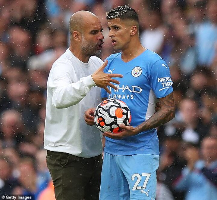 Passing instruction to Cancelo