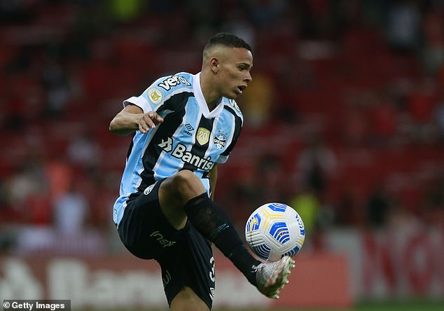 Brentford open talks with Gremio over a £9.5m deal for Brazilian right back  Vanderson — All Football App