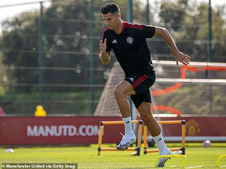 Man utd shop training kit sponsor