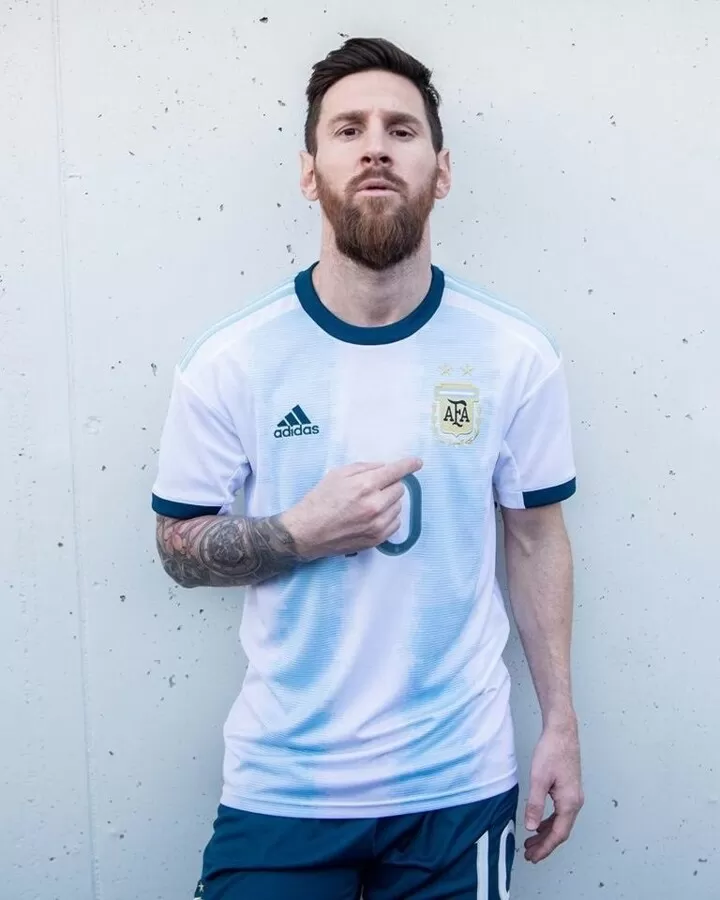 Messi in outlet new kit