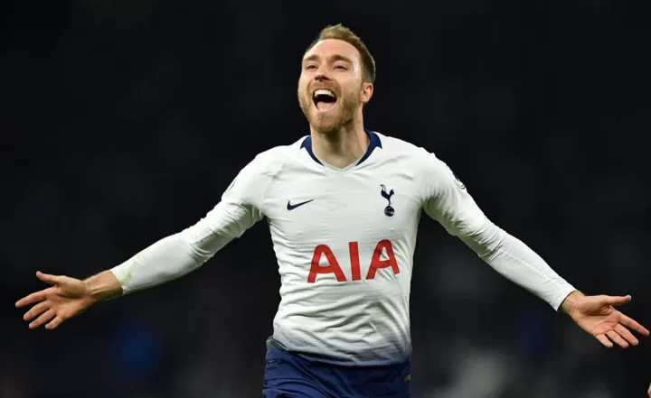 Eriksen receives applause from Spurs fans and signs shirt in