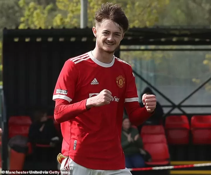 Manchester United youngster Joe Hugill has been receiving tips from Ronaldo  and Cavani