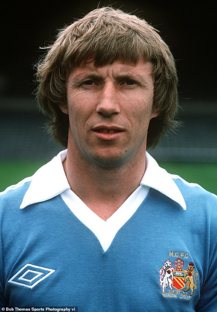 Man City unveil new home kit inspired by club legend Colin Bell & the  1960s| All Football