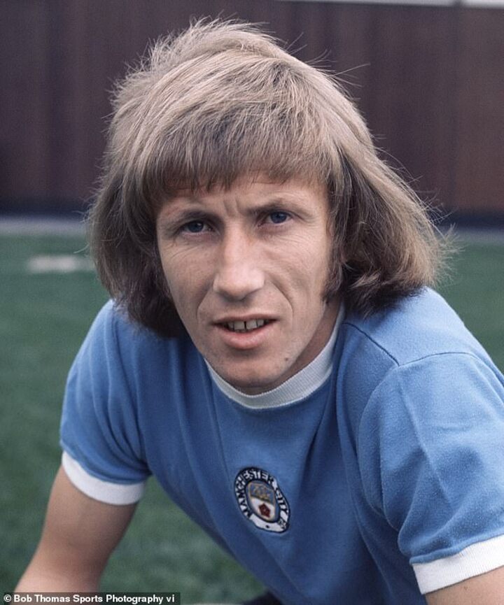 Man City unveil new home kit inspired by club legend Colin Bell & the  1960s| All Football