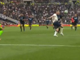 Le petit bijou de Robbie Keane dans un match des légendes avec Ginola et Blanc