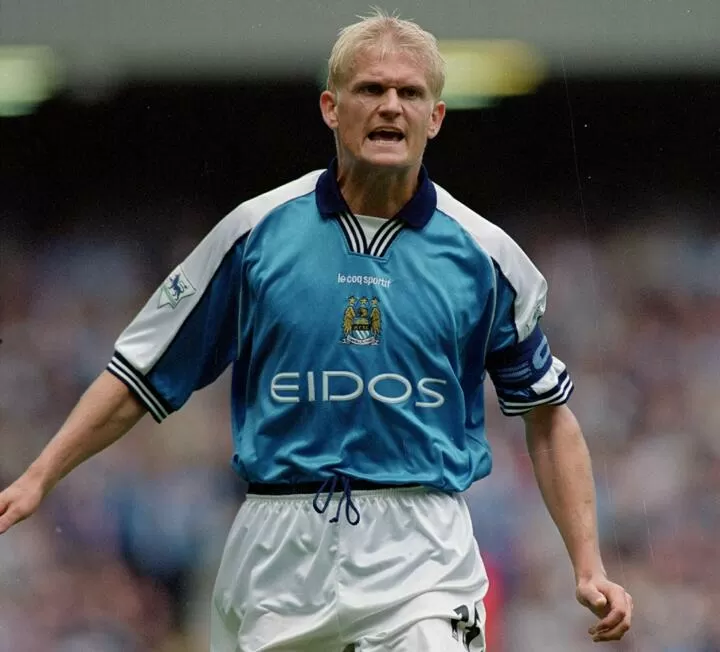 Manchester city throwback best sale jersey