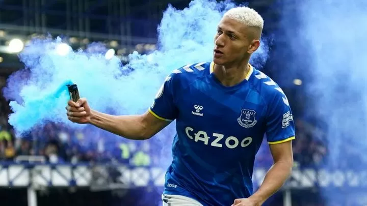 Richarlison asks for Lucas Moura's shirt while supporting him for