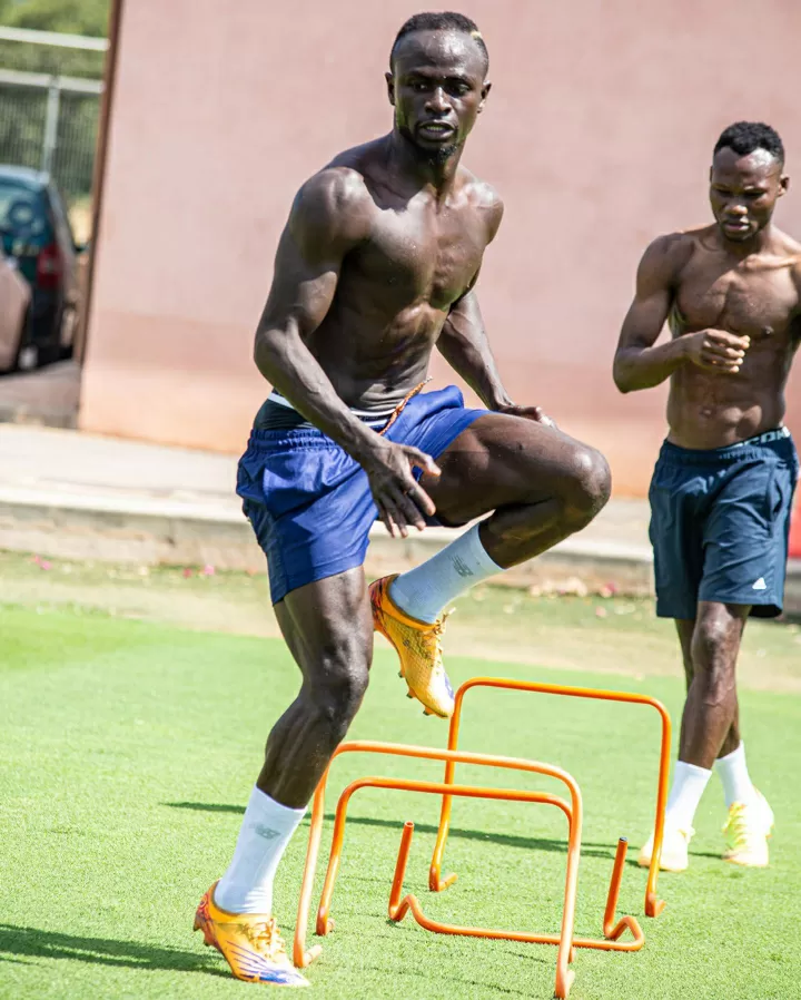 Mane gets down to work ahead of Bayern pre-season with shirtless workout|  All Football